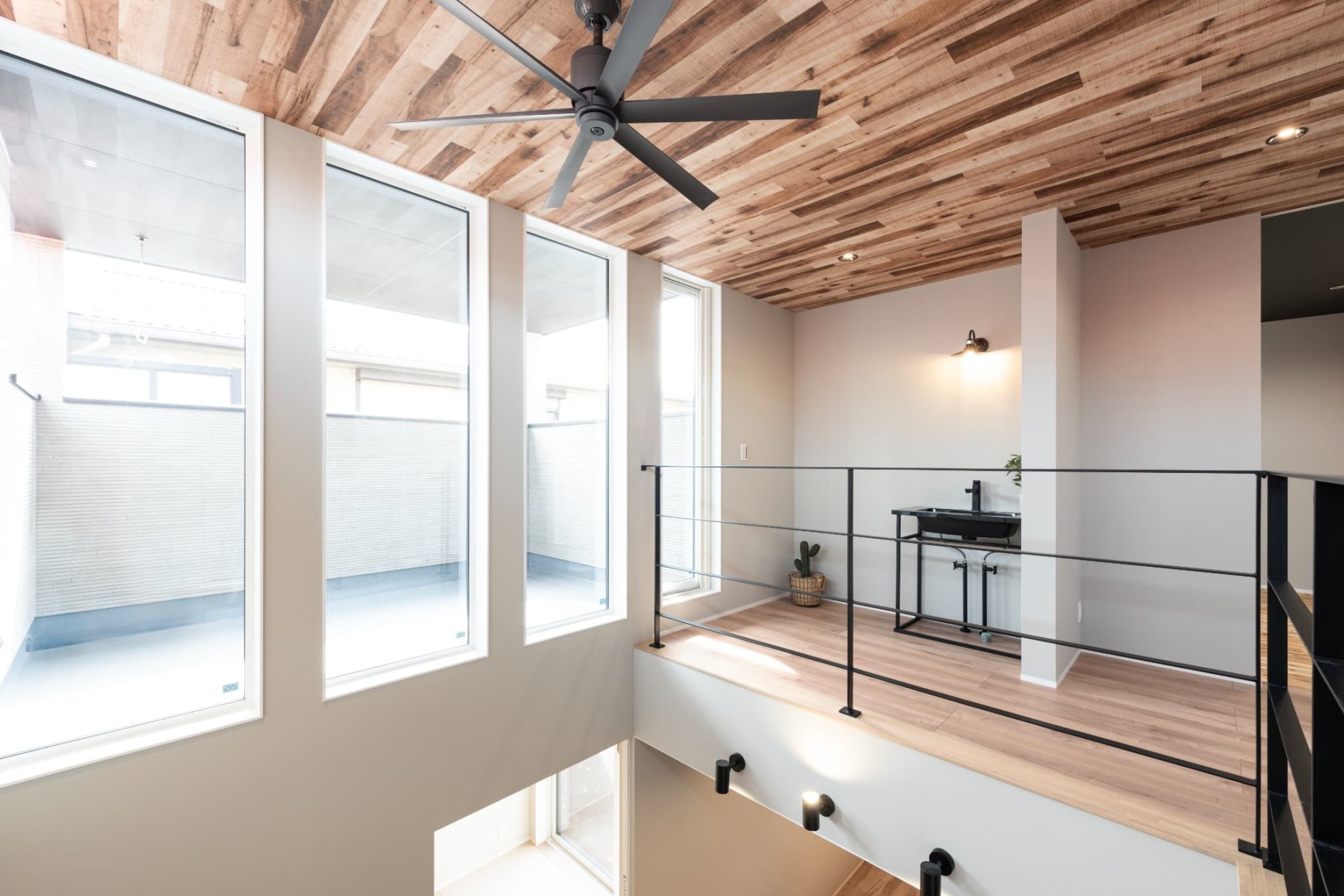 バルコニーで晩酌を  大人モダンHAUS