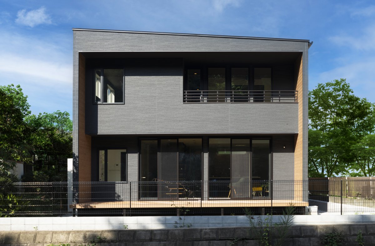 ブラックを基調としたボックス型のモダンな外観。木目の軒天がアクセントに。