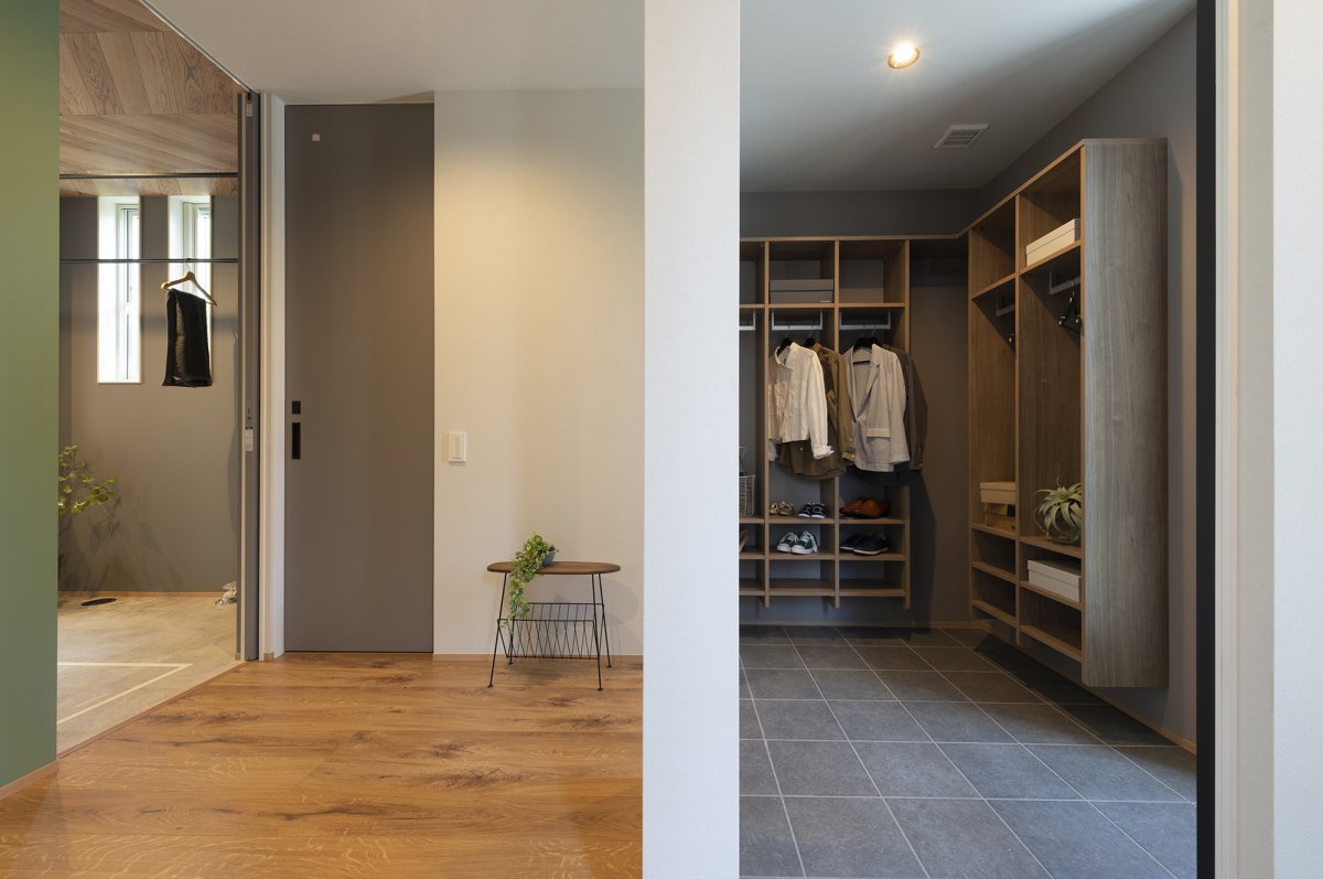 大容量の玄関土間収納。メイン玄関とファミリー玄関とで入口を分けることで玄関周りをきれいに保ちます。