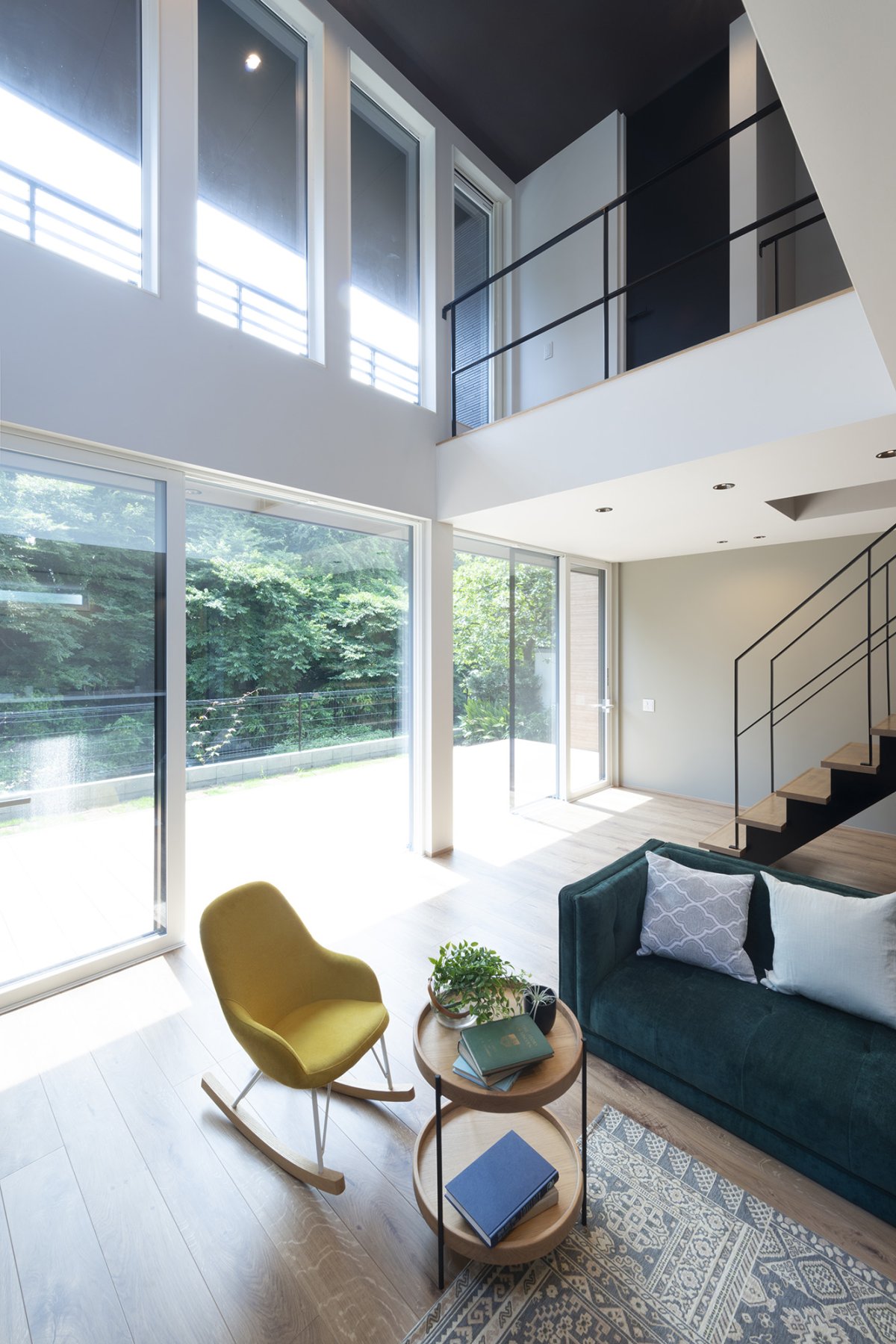 天井高の大きな窓と吹き抜け。SE構法で叶える大開口・大空間。このような大きな窓・吹き抜けを採用いただいても、許容応力度計算による耐震等級3を標準仕様で担保。