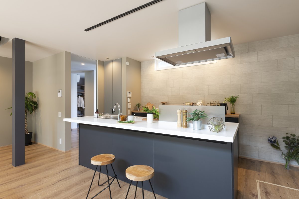 憧れのアイランドキッチン。キッチンの周りを回遊することができるので、効率的アップ。