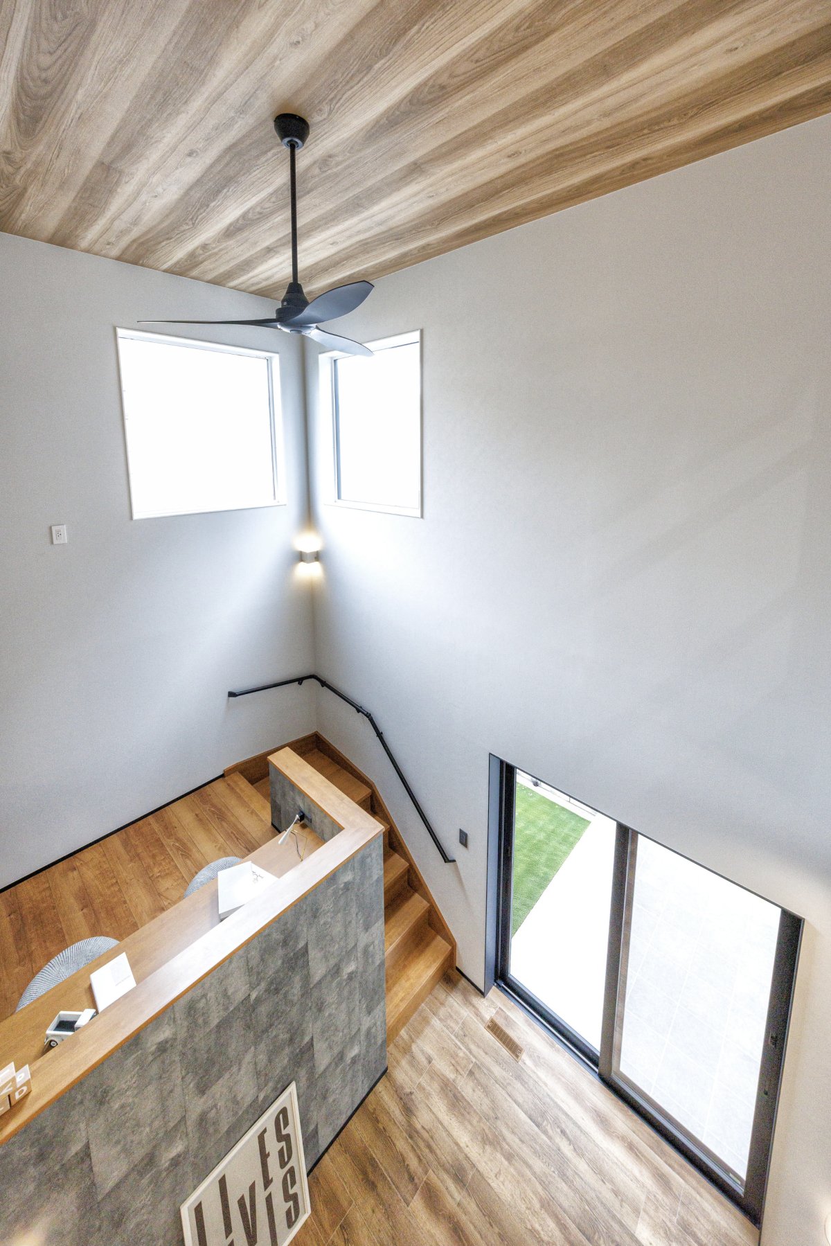 吹き抜けと天井高の窓。柱や壁で耐震をとる必要がないのにもかかわらず、構造計算による耐震等級3を標準で提供。