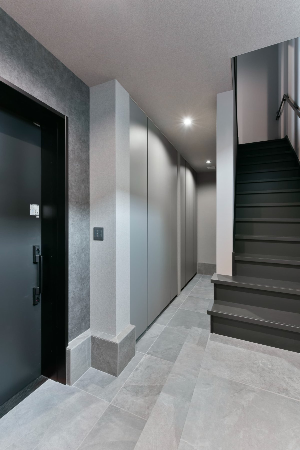 階段下のスペースを利用した、玄関土間収納。