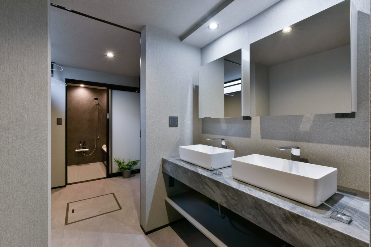 完全造作の洗面。が家族様が並んで作業してもゆとりのある空間設計。一直線の配置の水回りで時短な家事動線。