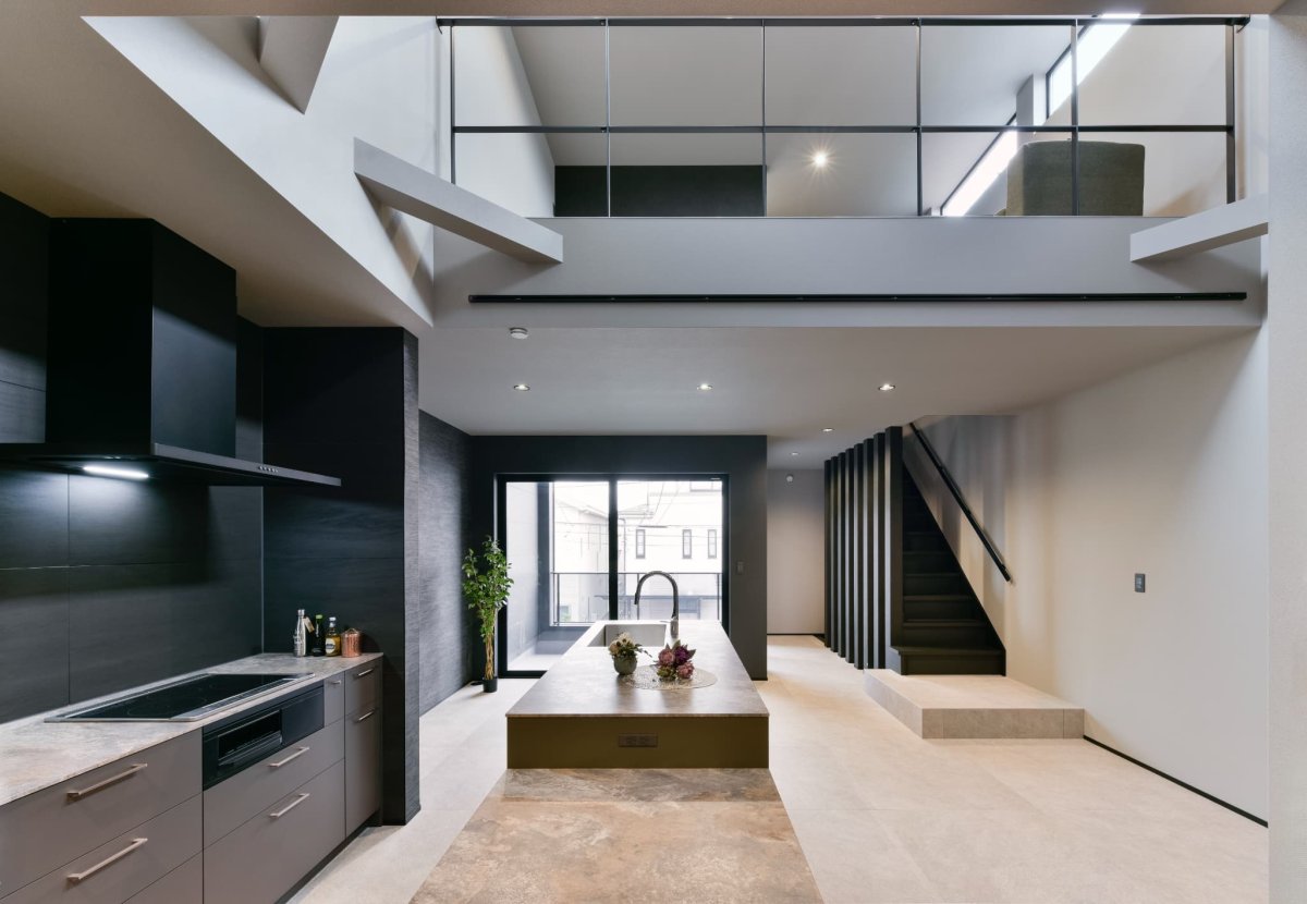 アイランドキッチンが佇む約28帖のLDK。木造でこのような柱のない大空間を生み出すことができるのは、SE構法だからこそ。