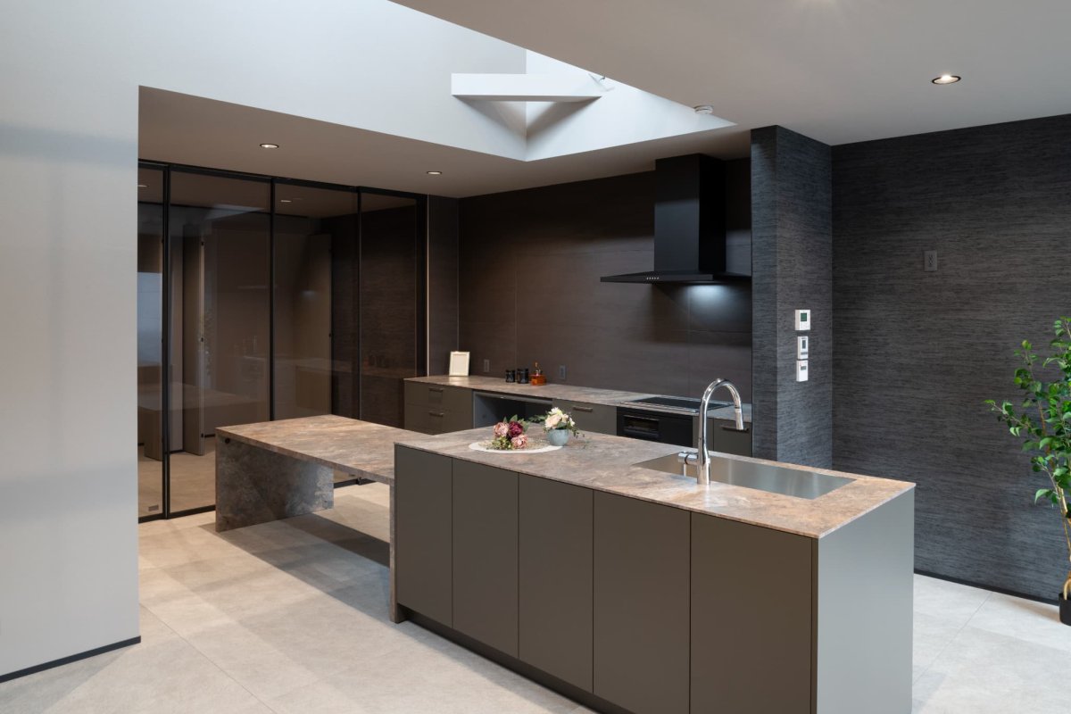 アイランドキッチン。キッチンはオーナー様こだわりのkitchenhouseベーシックのピアノべトン。