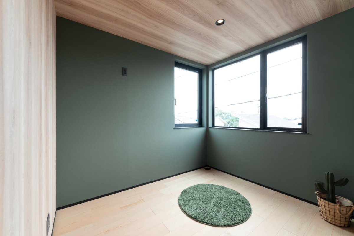 ひのきの無垢フローリングを採用した洋室。
