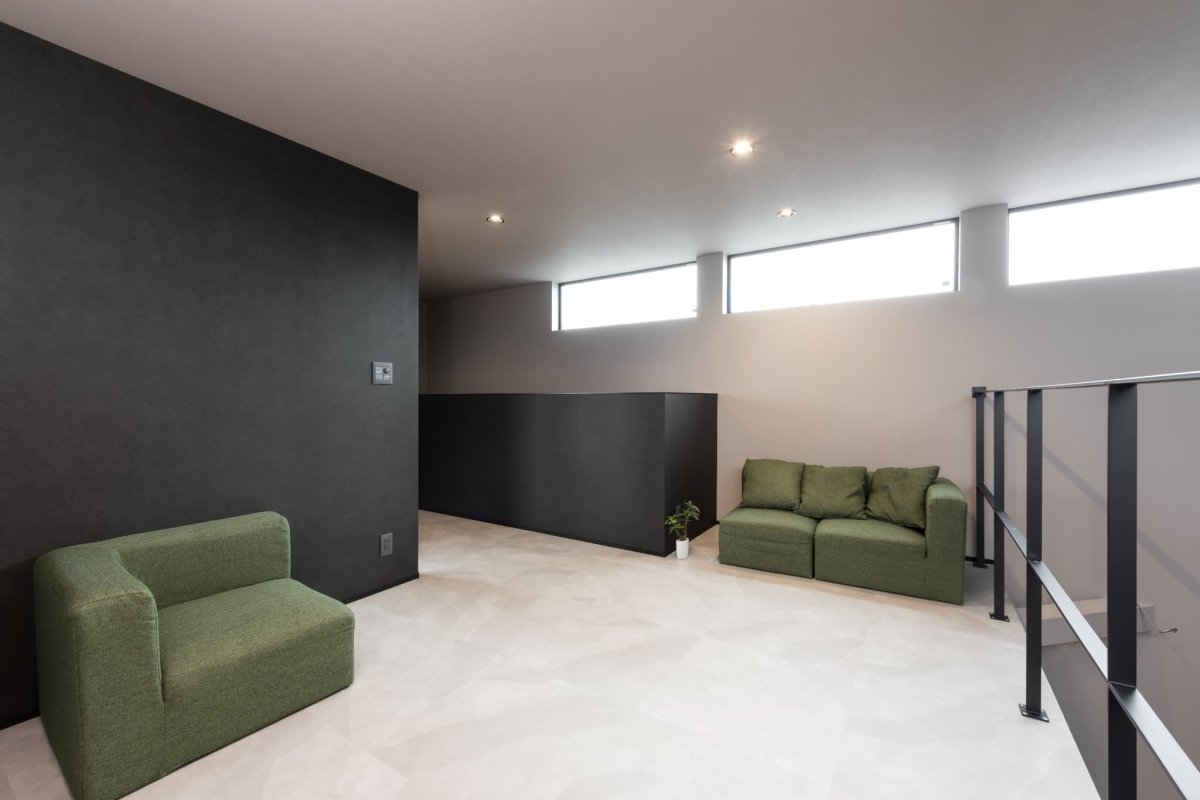 吹き抜けからご家族さまの姿を感じることができるフリースペース。窓を高い位置に設置することで、住宅街のなかにあるお家でも、周りからの視線に配慮しながら採光を確保することが可能です。