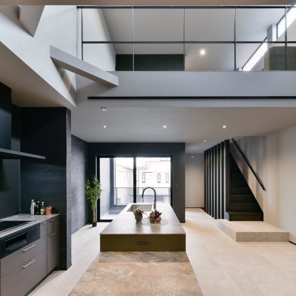 家具のようなアイランドキッチンが佇むすまい