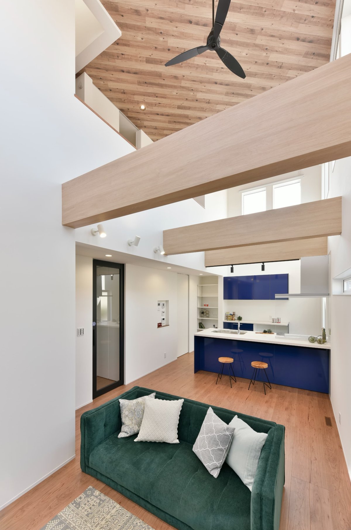 大型吹き抜けのある広々としたLDK。