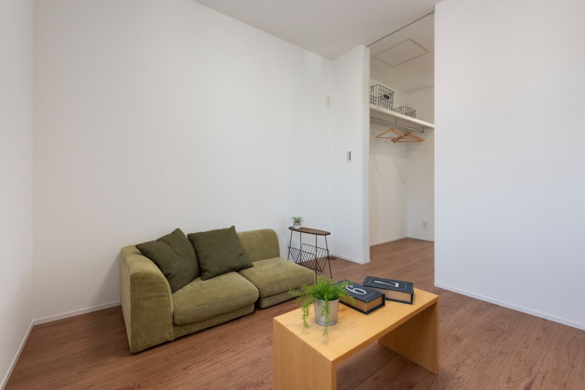 ウォークスルークローゼットに繋がる洋室。