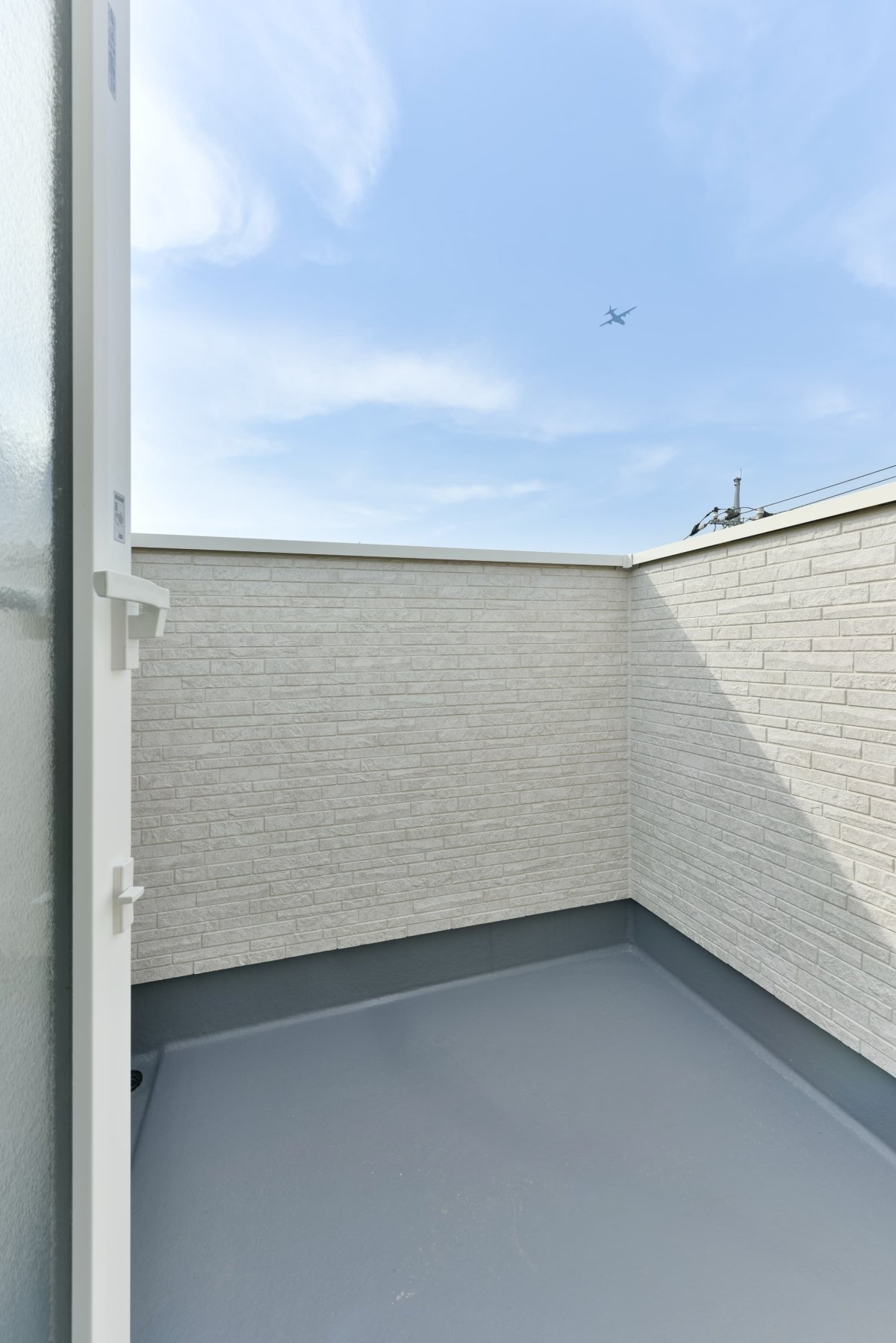 屋上バルコニー。腰壁を高くすることで、周りからの視線を遮り、プライベート空間を確保。