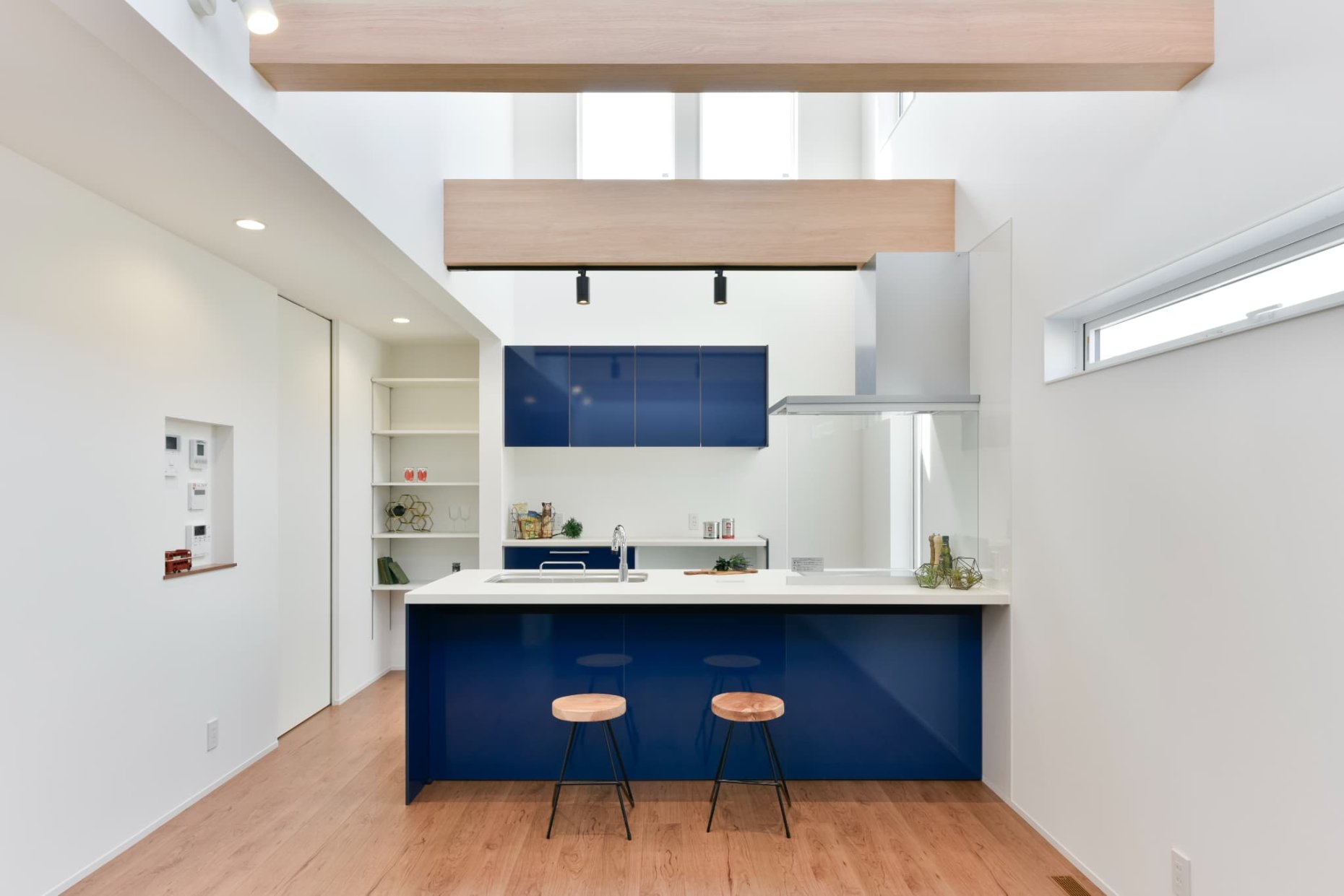 ブルーが映える大型吹き抜けで家族の心と空間をつなぐ