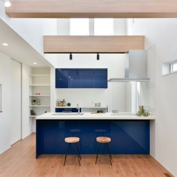 ブルーが映える大型吹き抜けで家族の心と空間をつなぐ