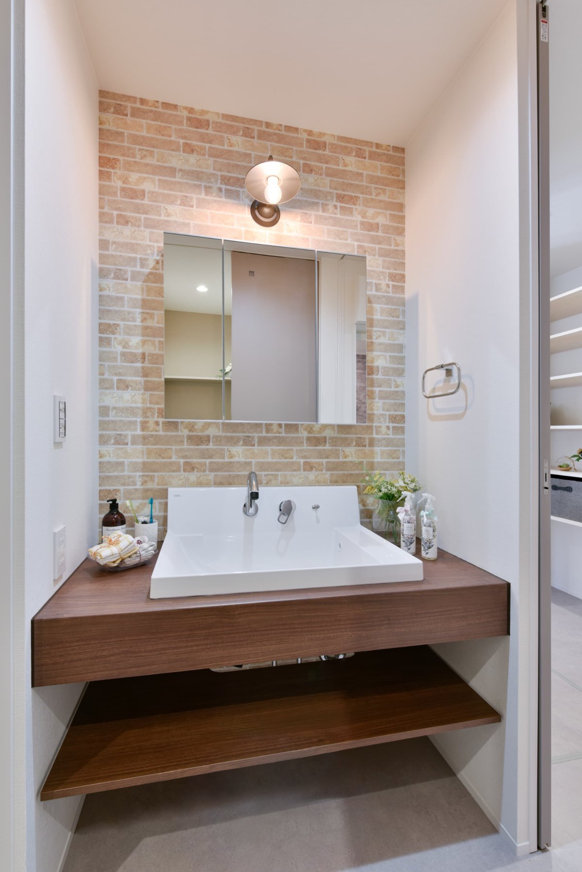 アイカの造作風洗面