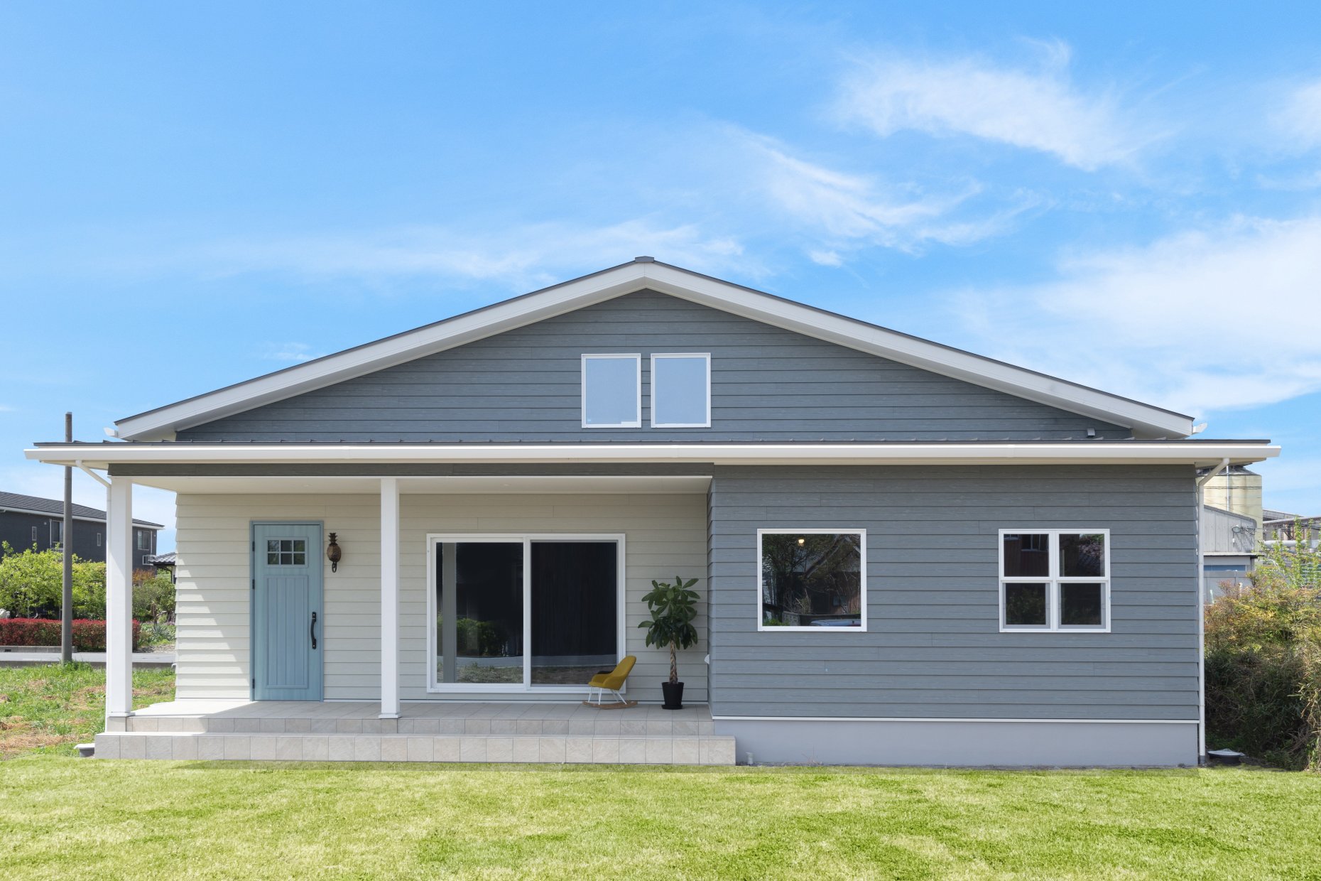 ラップサイデイングのアーリーアメリカンな平屋