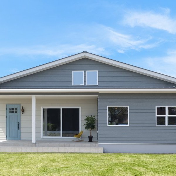 ラップサイデイングのアーリーアメリカンな平屋