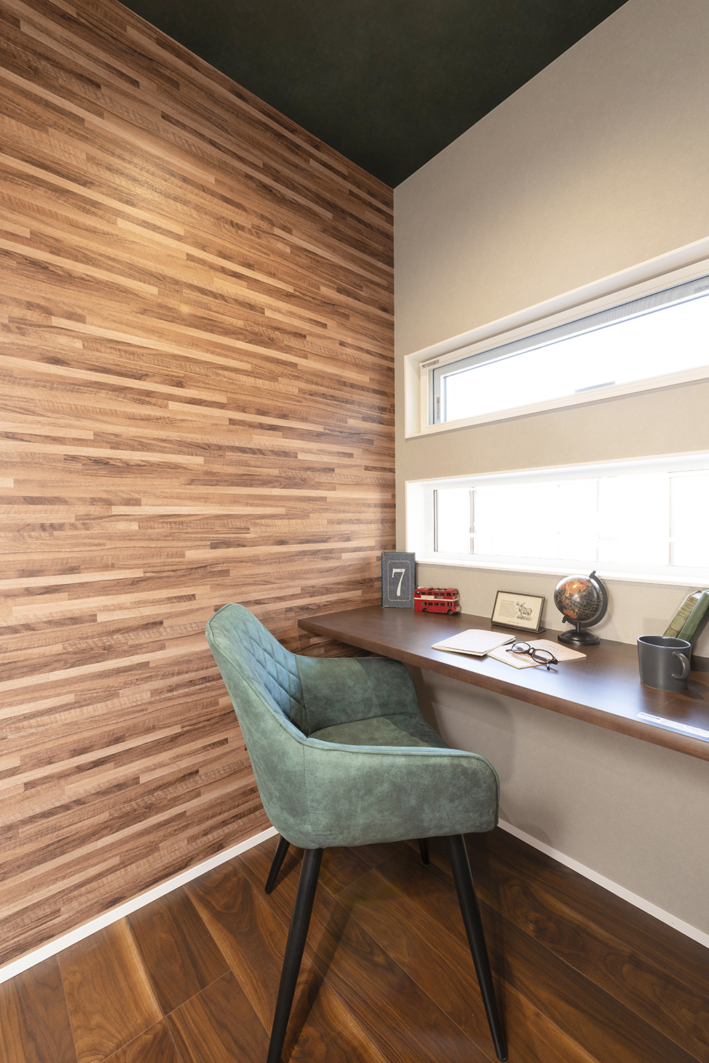 あたたかみのある書斎。手元に窓を設置し、細かい作業でも明るく手元を照らします。