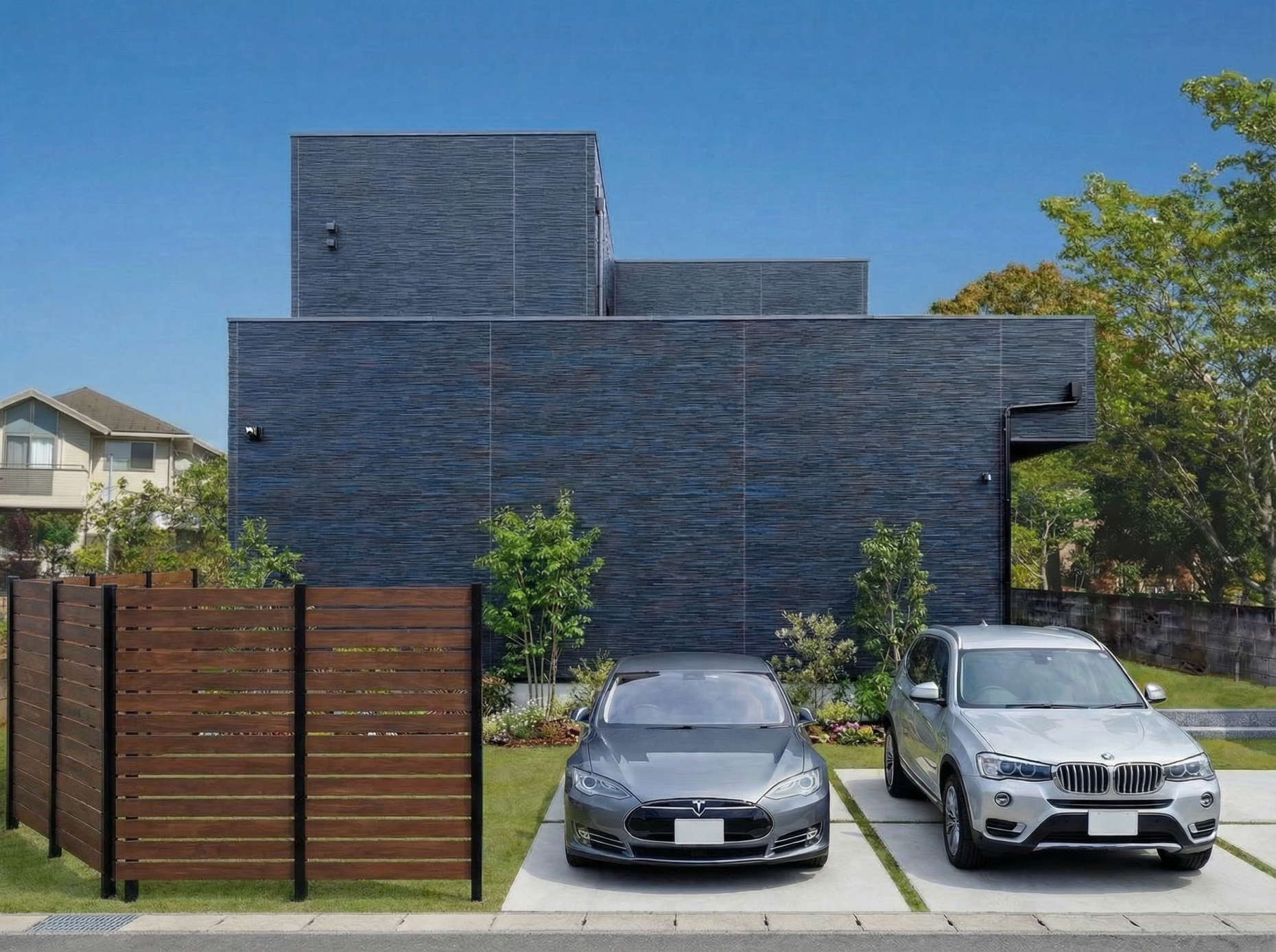 外観に窓ゼロ⁉×開放感！中庭が生み出す邸宅