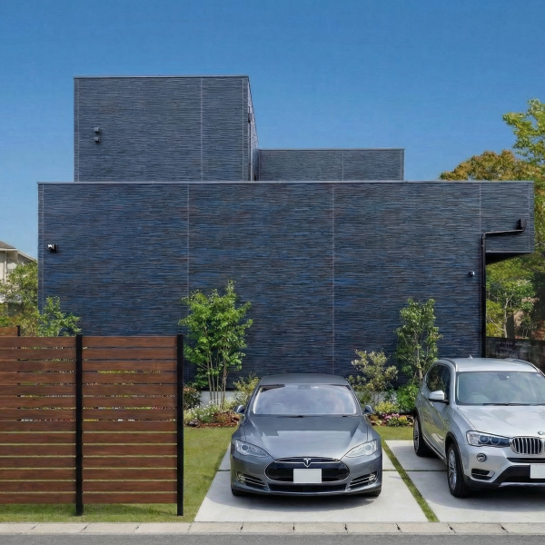 外観に窓ゼロ⁉×開放感！中庭が生み出す邸宅