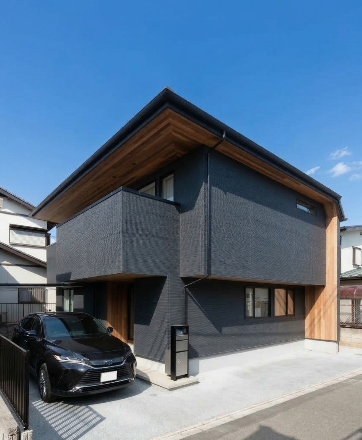 深い軒が特徴のモダンなお家。無垢のレッドシダー。