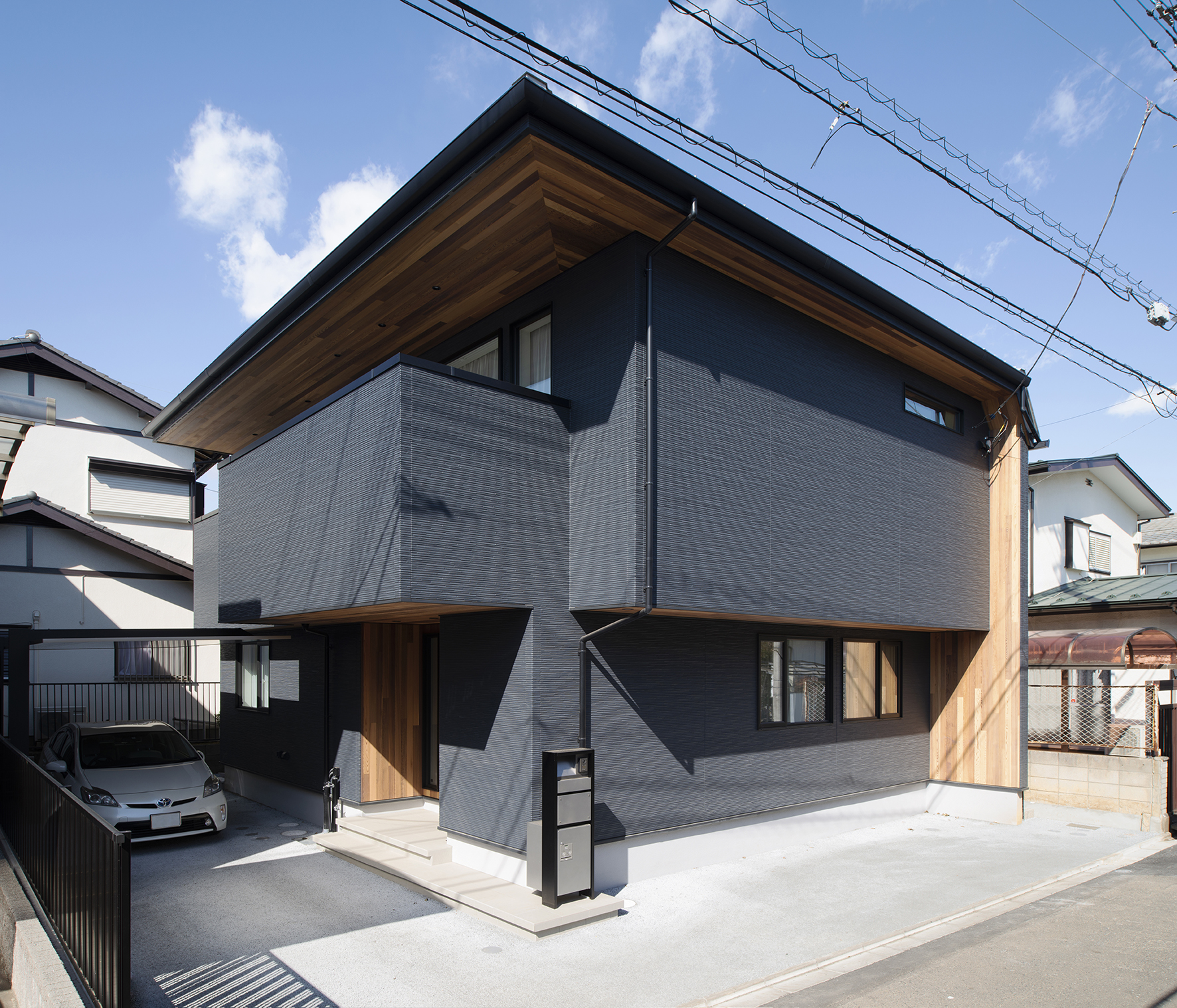 2階リビングで暮らす、無垢レッドシダーのお家