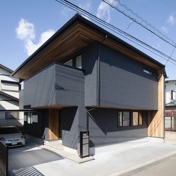 2階リビングで暮らす、無垢レッドシダーのお家