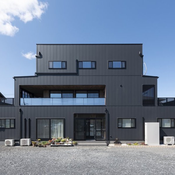 2LDK＋4LDKのモダンデザインな二世帯住宅