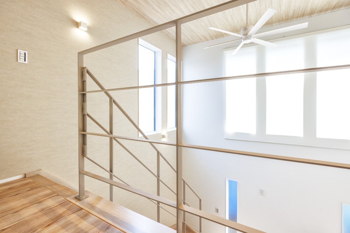 空間デザインにあわせたトープ色のアイアン