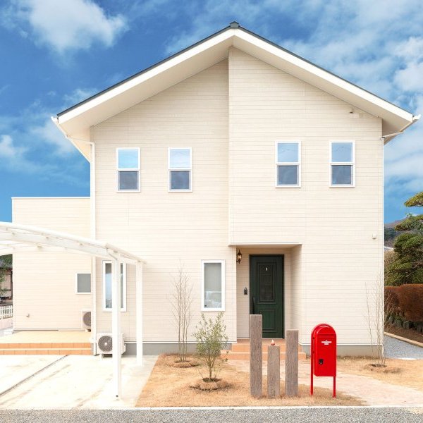 お菓子づくりが楽しくなる水色の独立キッチンのある北欧風の住まい