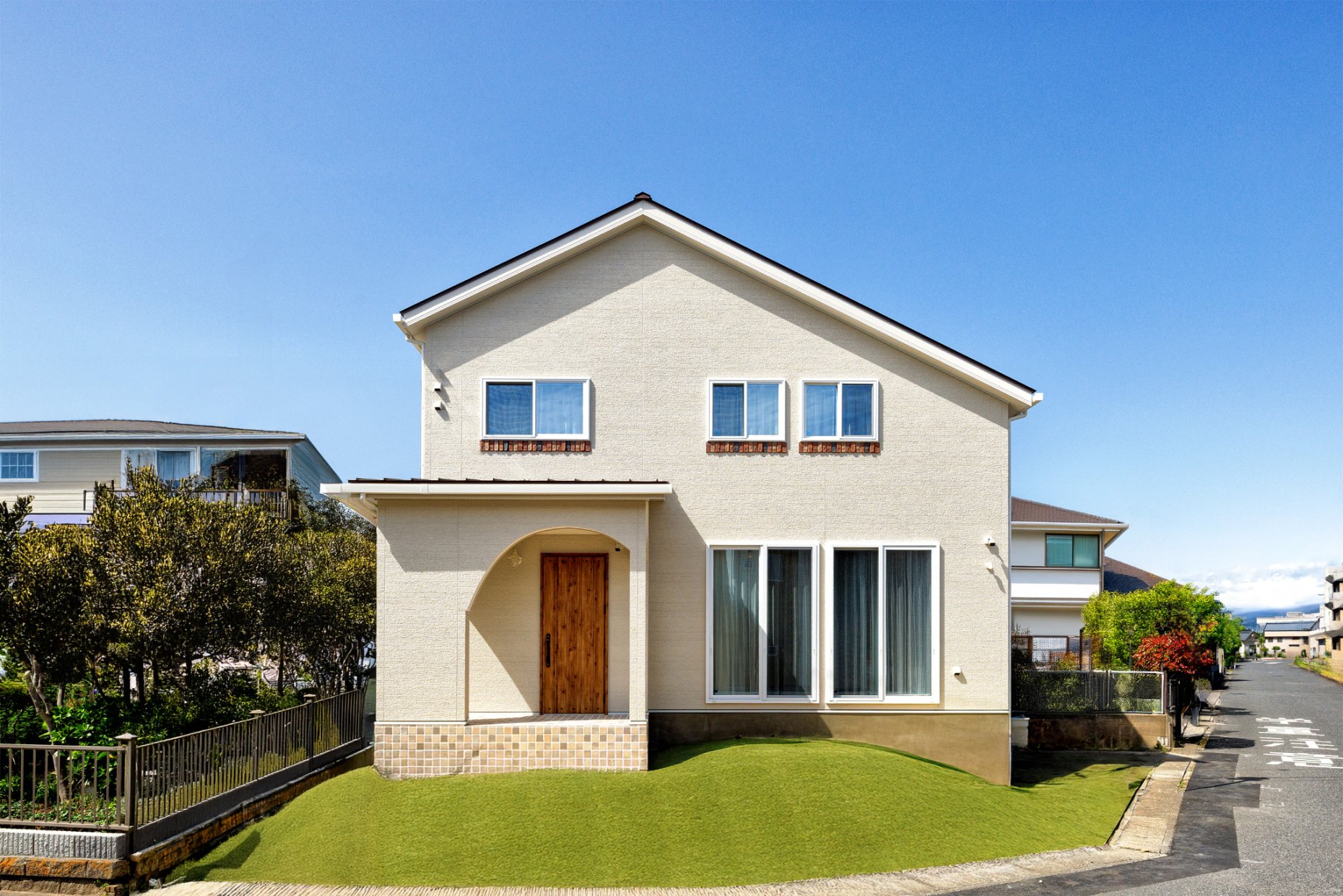 アンティーク調の三角屋根のお家