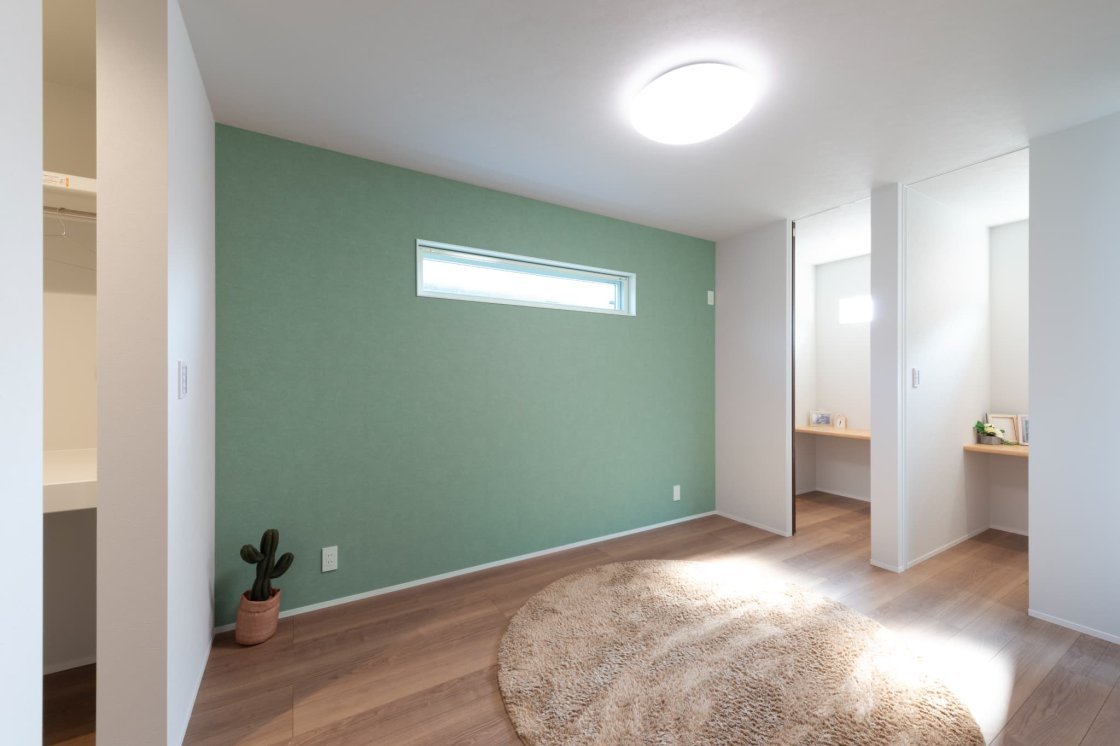 個室タイプの書斎のある主寝室