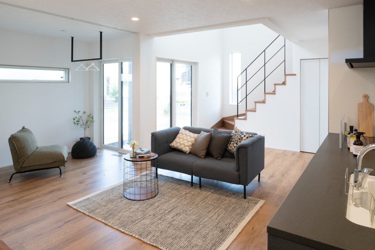 LDKの隣は扉で仕切れる物干しスペースと収納になっていて、急なご来客でも扉を閉めるだけでプライベートの部分はすぐに隠せるアイディア収納。吹き抜け。アイアン手すりで空間以上の広さを演出。