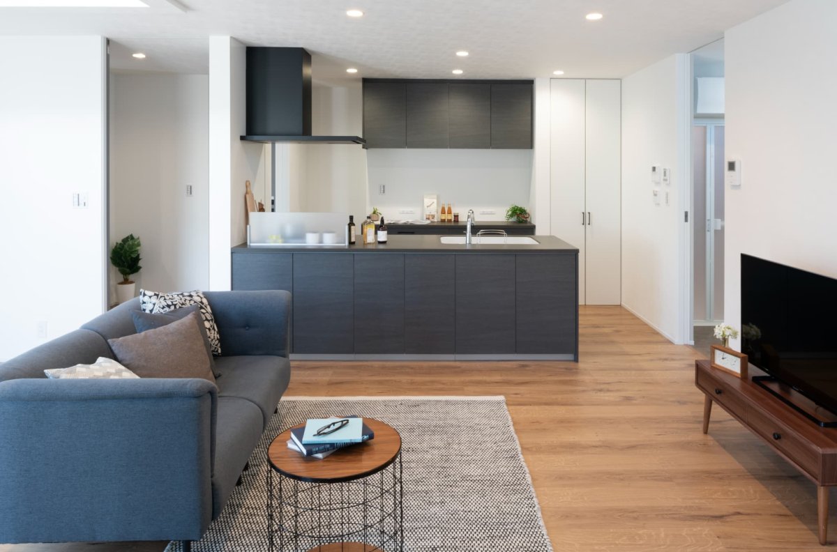 シックに統一されたキッチン。