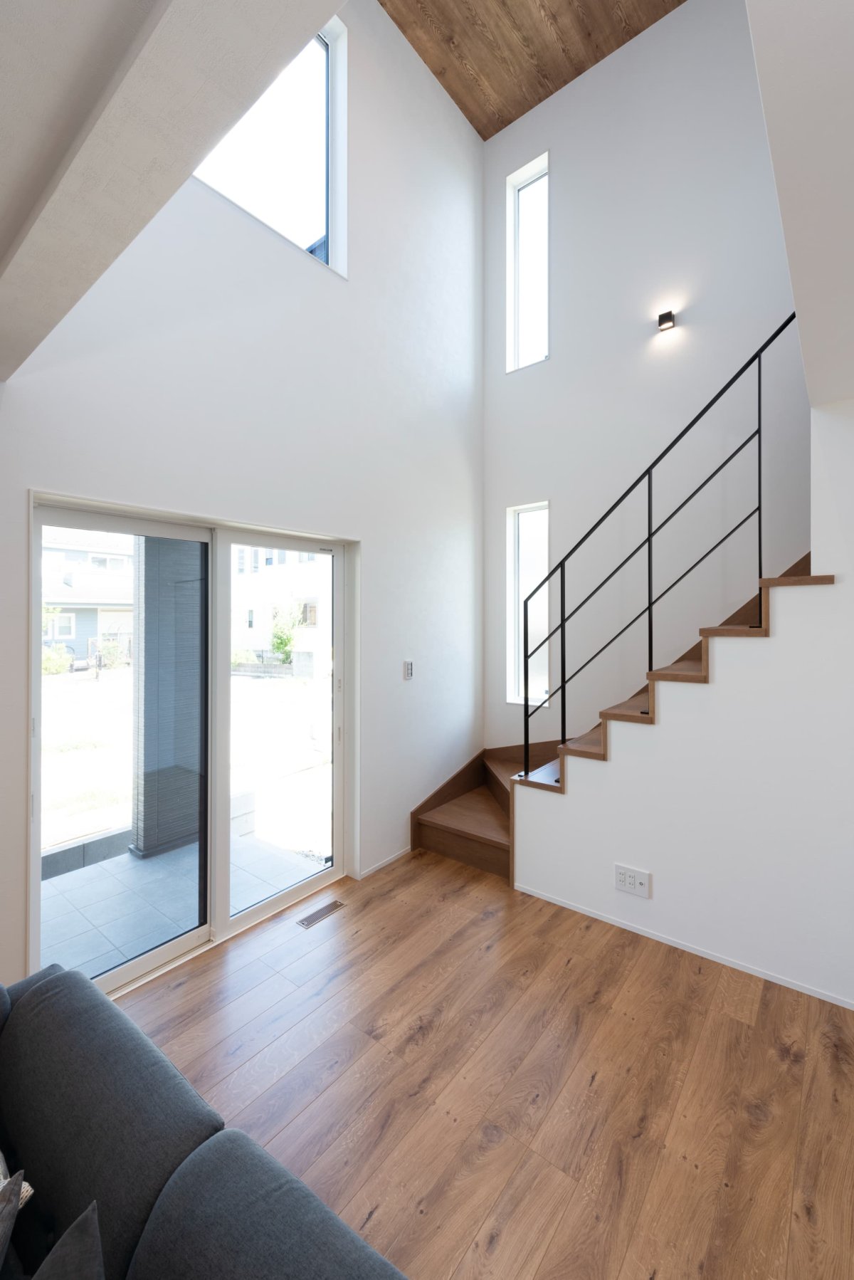 吹き抜け。大開口。天井高の窓。アイアン手すり。