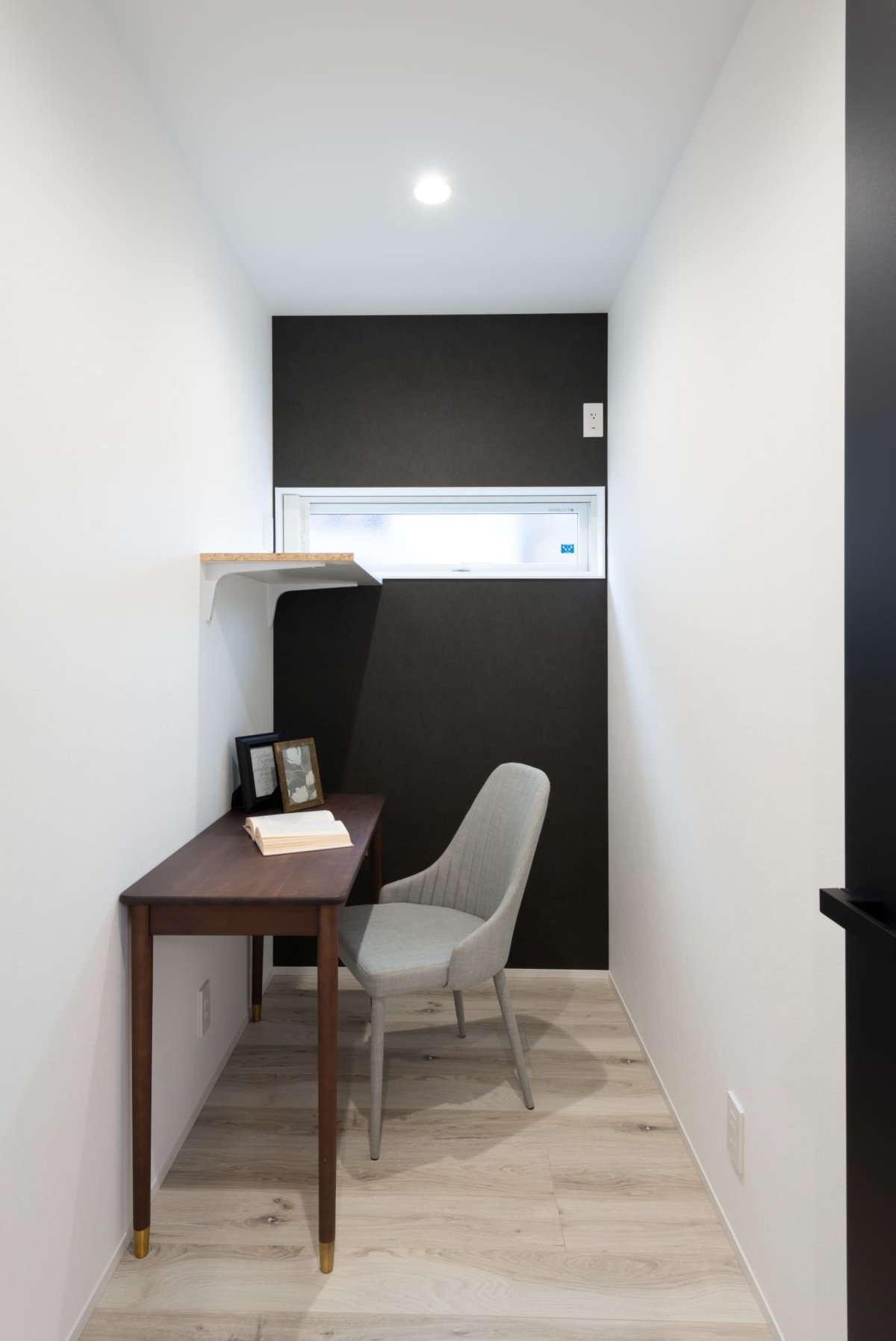 書斎。個室型の書斎。リモートワーク。テレワーク。固定棚を設置し、プリンターなどを置けるように。