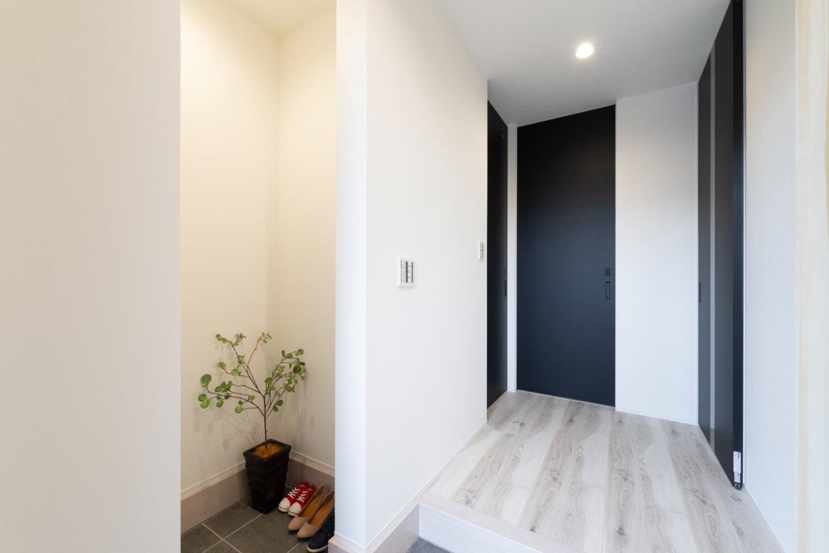 玄関土間収納。シューズクローク。水回り・LDKにつながる２つの動線。