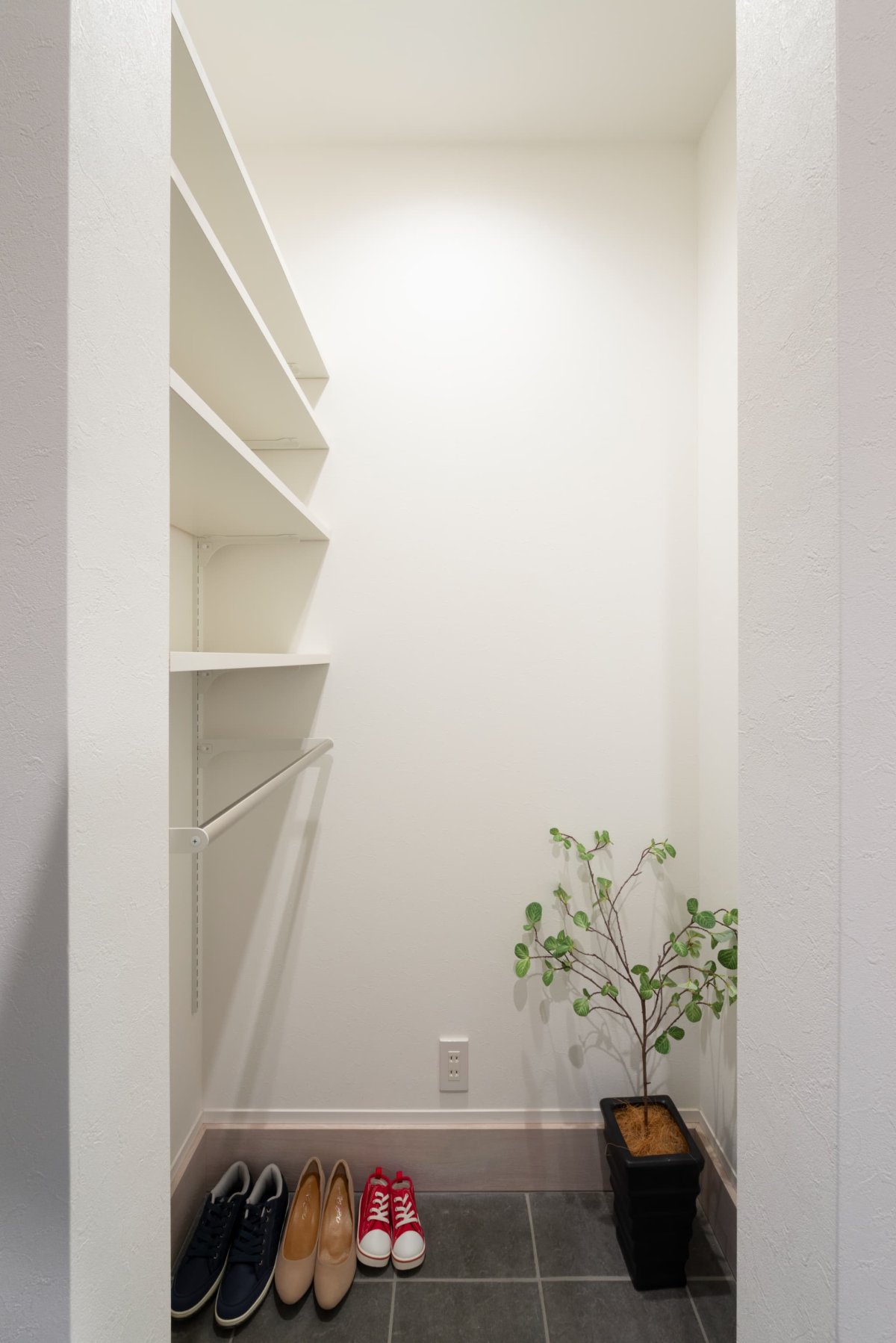 玄関土間収納。シューズクローク。可動棚。
