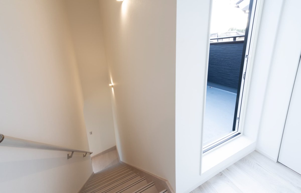 屋上バルコニー。BBQやプール。腰壁を高くすることでプライベート空間へ。プライバシーに配慮。