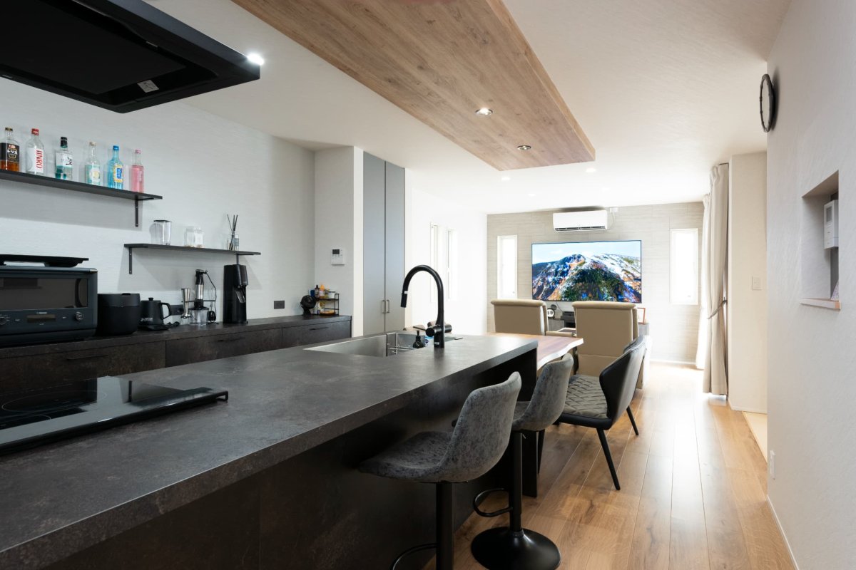 回遊動線。グラフテクト。キッチン。下がり天井。LDK。