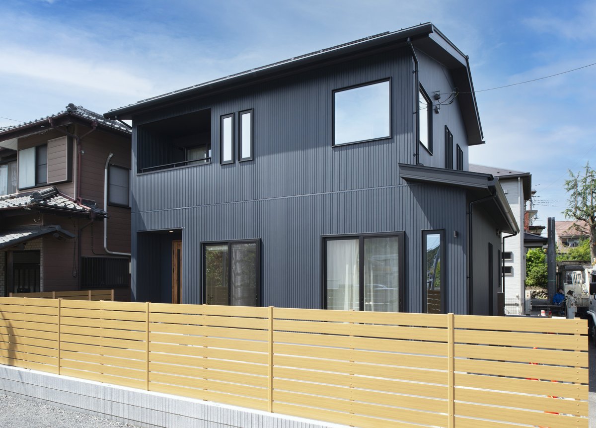 ガルバリウム風ブラックの外観。