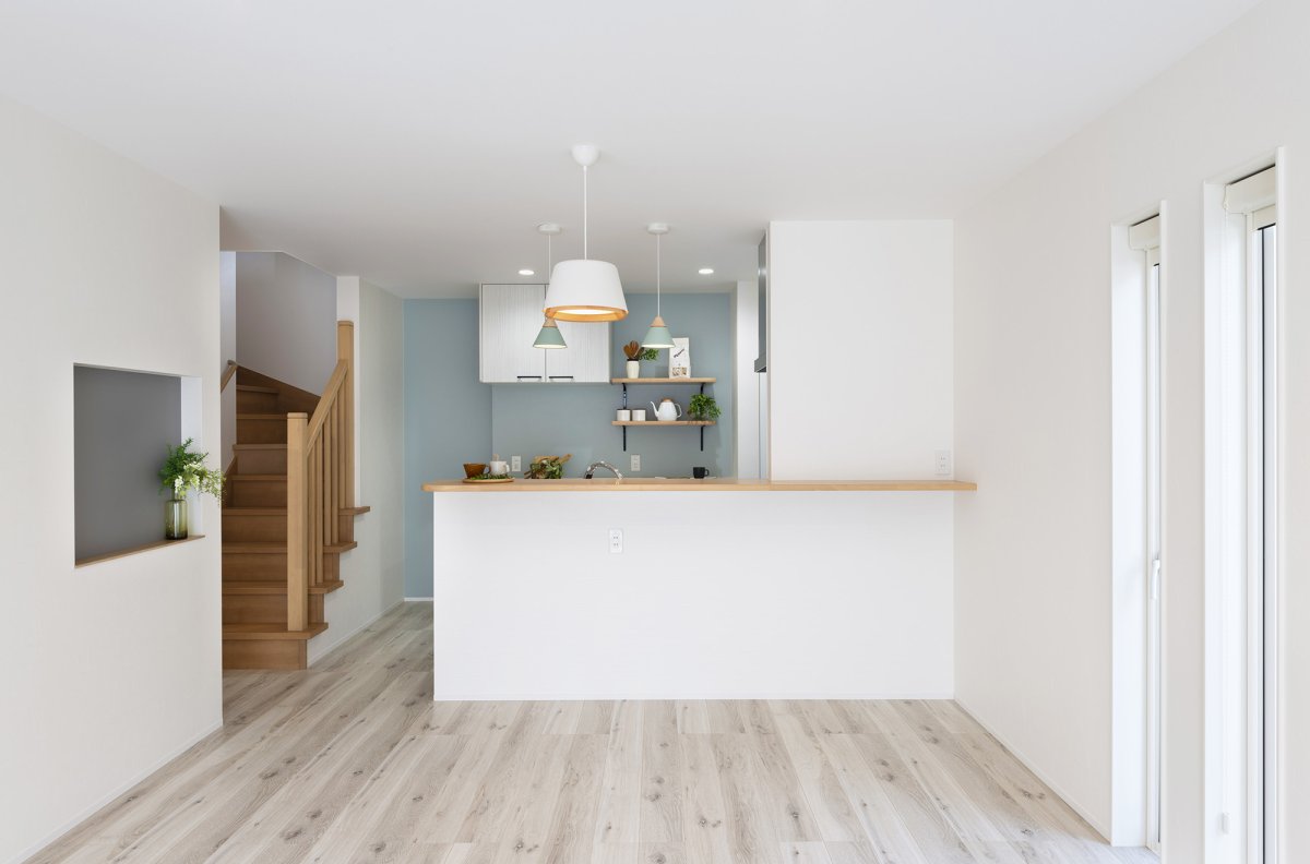 北欧スタイルのキッチン。水色のアクセントクロスがかわいい。