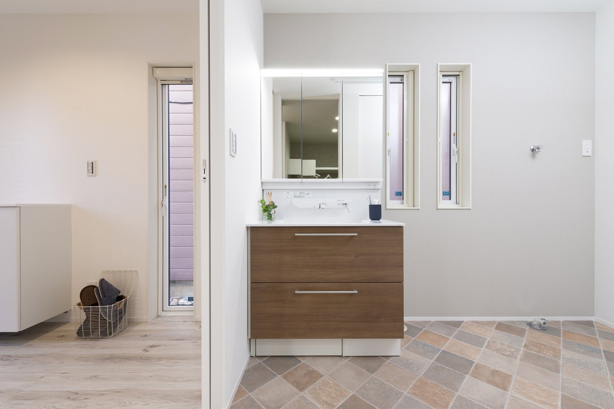 脱衣室兼ランドリールーム。玄関上がってすぐの位置に配置。ただいま動線上に配置。