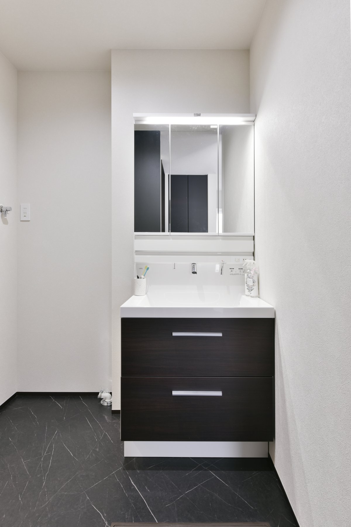 清潔感のある洗面化粧台。