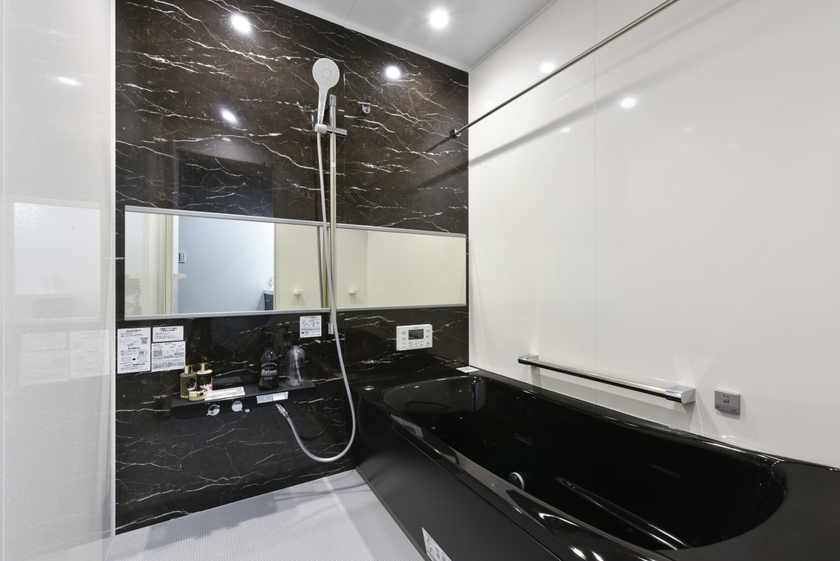 浴槽はTOTOのシンラ。  仕事で疲れた身体を癒し、ホッと一息できる時間を大切にしたいと願うオーナー様が最もこだわった、肩湯付きのお風呂。