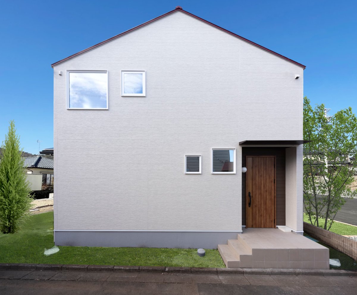 ホワイトを基調とした三角屋根のお家。木目調の玄関ドアがアクセントに。外からの視線に配慮しながらも、大小様々なサイズの窓枠を取り入れ、採光もしっかりとれるよう設計。  おしゃれさ・機能性を兼ね備えた外観