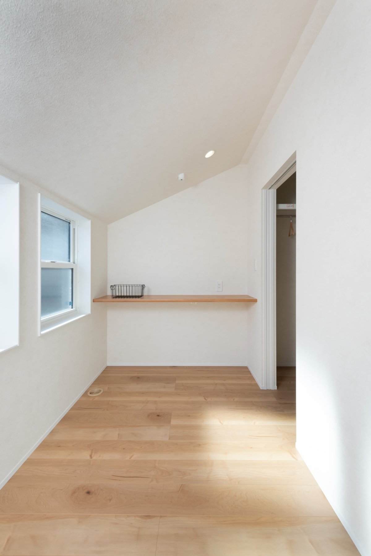 ランドリースペースランドリールーム。カウンターを設置し、アイロンがけや畳むのに便利。干す・畳む・しまうが１か所で完結。