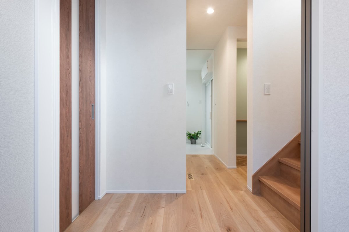 玄関から入ると、LDK・水回り・2階居室に繋がる動線。