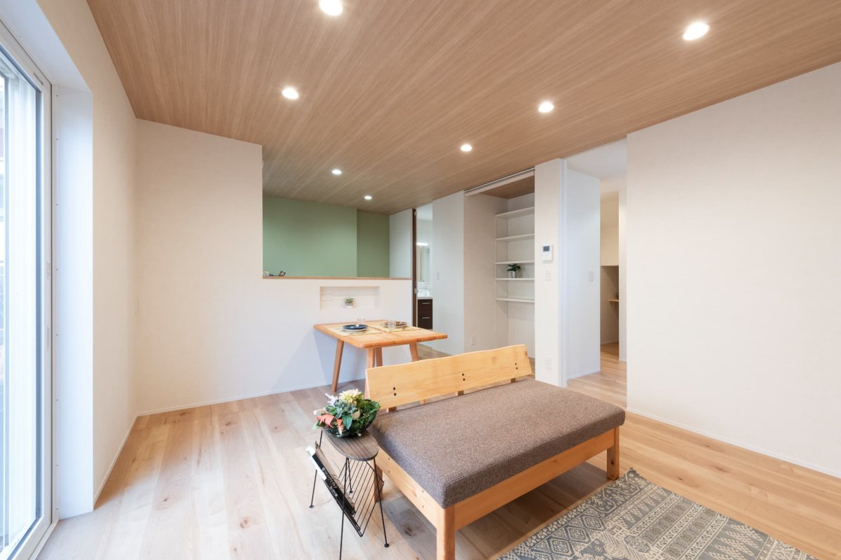 明るいナチュラルウッドテイストのLDK。柱のない空間。耐震構法。耐震等級3。