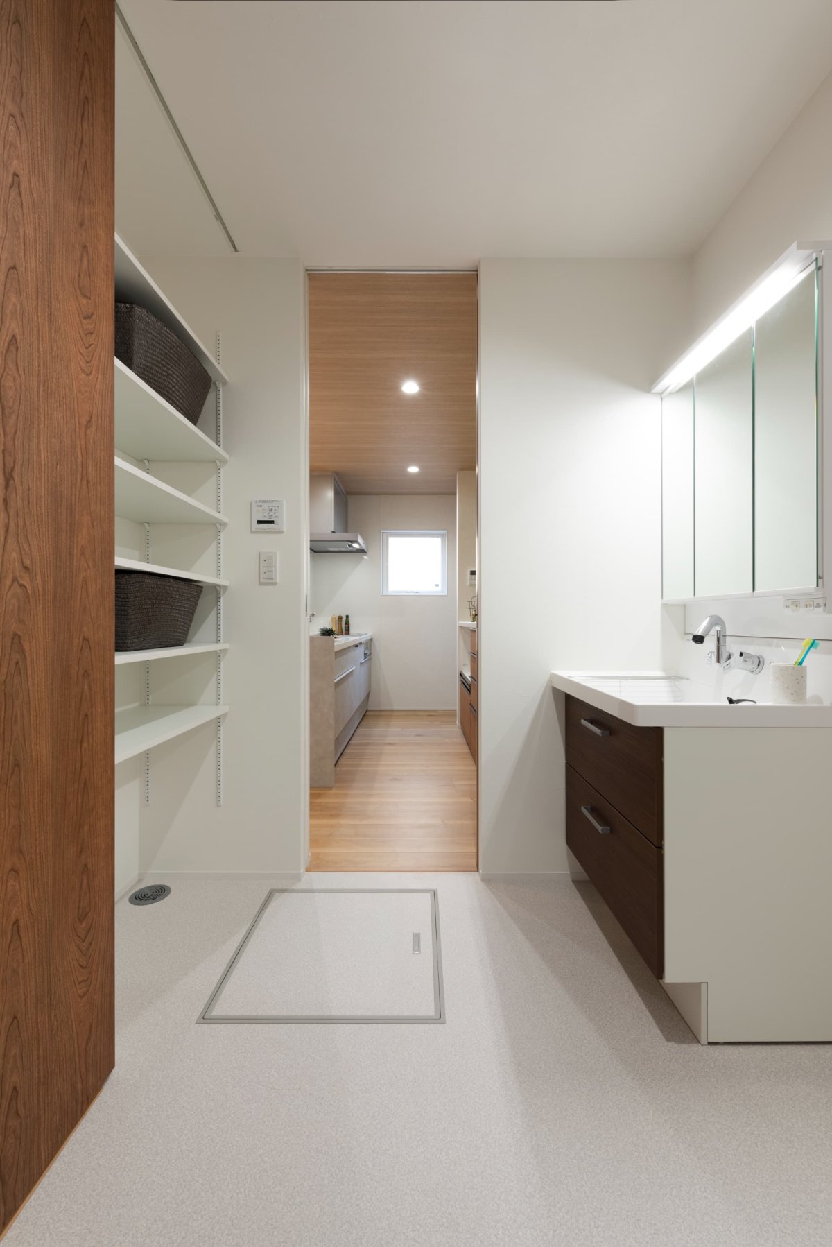 キッチンから一直線上にある水回り。水回りが1か所に集約。時短。洗面脱衣室。可動棚。